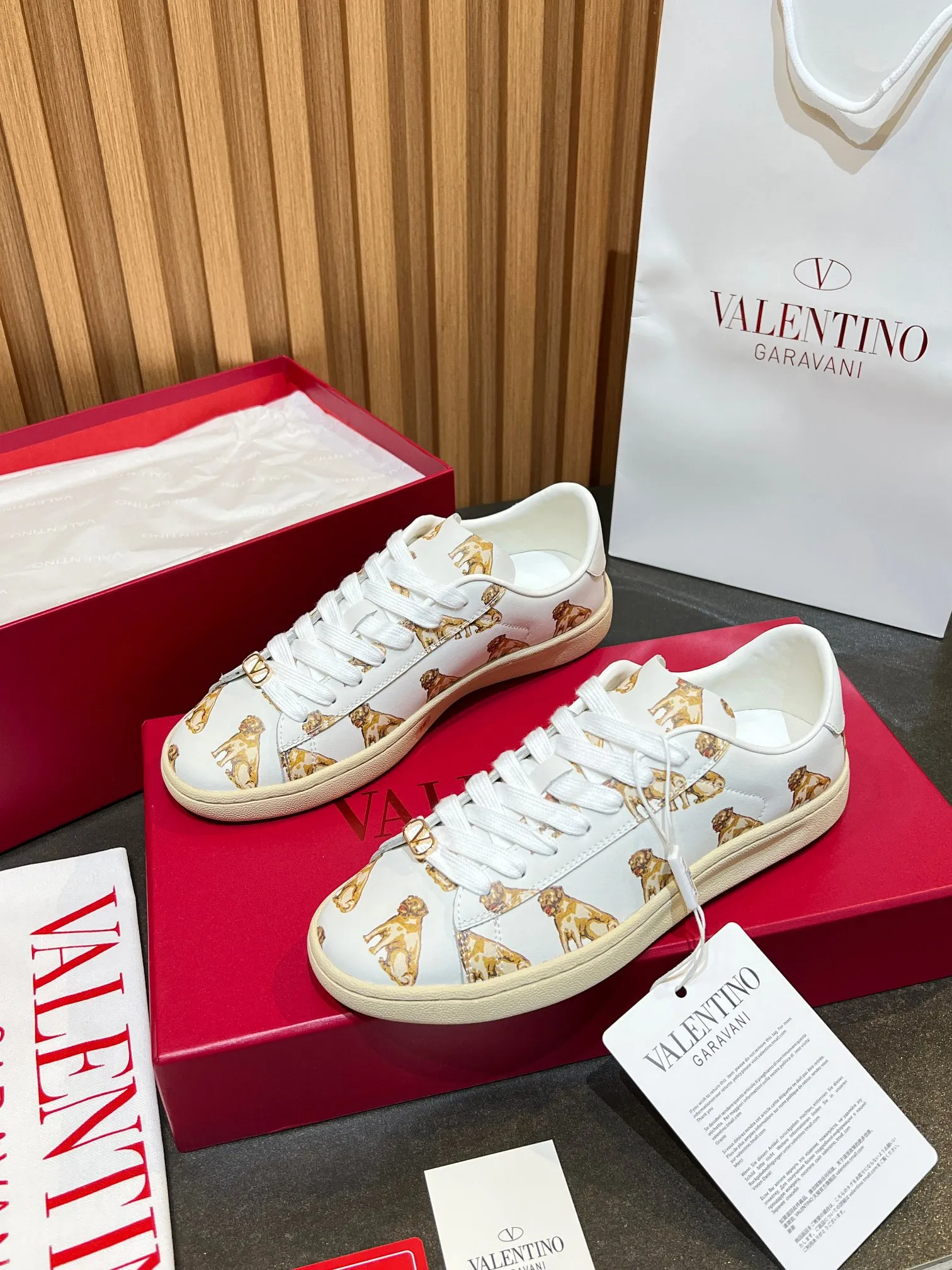 [Valentino] P: 640💰 Couple style, size: women 35-40▪️men 39-44 (45. Customized) Valentino VLTN casual shoes 2025 latest moral training shoes I can't put it down. Seiko details of cowhide sneakers, retro fashion, simple and advanced, casual matching. 1:1 restoration! Top luxury masterpiece, lace-up design, soft and comfortable imported calfskin brings excellent and elegant texture and excellent foot comfort. Top purchasing version upper: imported calfskin surface/original oil edge process + printing process. Inner lining: water-dyed cowhide lining. Outsole: original development 𝐓𝐏𝐔 two-color combination outsole. Packaging: full package with original configuration.